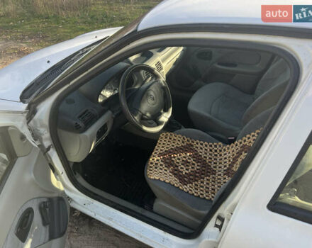 Белый Рено Clio Symbol, объемом двигателя 1.39 л и пробегом 210 тыс. км за 2399 $, фото 11 на Automoto.ua