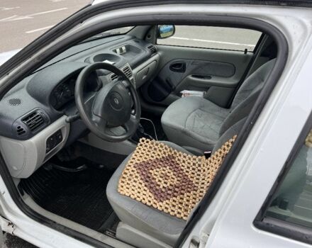 Белый Рено Clio Symbol, объемом двигателя 1.4 л и пробегом 209 тыс. км за 2650 $, фото 4 на Automoto.ua