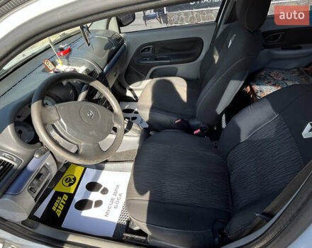 Белый Рено Clio Symbol, объемом двигателя 1.39 л и пробегом 291 тыс. км за 3999 $, фото 10 на Automoto.ua