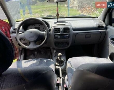 Красный Рено Clio Symbol, объемом двигателя 1.4 л и пробегом 274 тыс. км за 2700 $, фото 5 на Automoto.ua