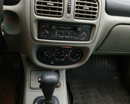 Рено Clio Symbol 2005 в Черняхове на Automoto.ua Красный Рено Clio Symbol, объемом двигателя 1.4 л и пробегом 71 тыс. км за 2750 $, фото 7 на Automoto.ua