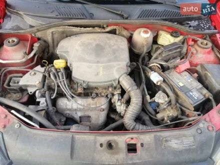 Красный Рено Clio Symbol, объемом двигателя 1.4 л и пробегом 280 тыс. км за 3200 $, фото 1 на Automoto.ua