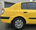 Желтый Рено Clio Symbol, объемом двигателя 1.4 л и пробегом 255 тыс. км за 3000 $, фото 13 на Automoto.ua