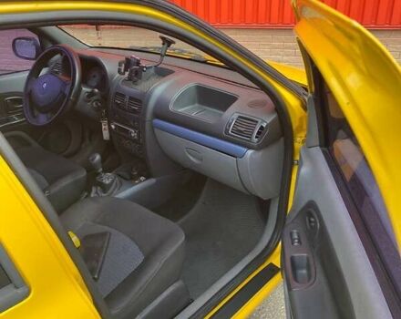 Желтый Рено Clio Symbol, объемом двигателя 1.39 л и пробегом 290 тыс. км за 3000 $, фото 15 на Automoto.ua