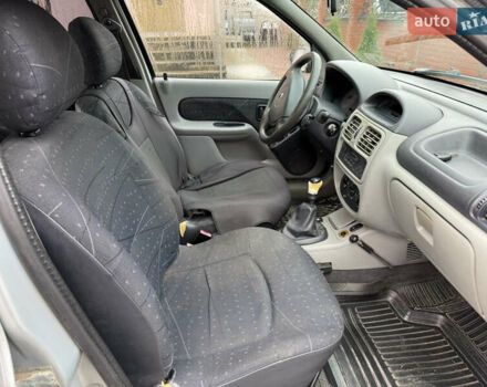 Серый Рено Clio Symbol, объемом двигателя 1.39 л и пробегом 250 тыс. км за 1699 $, фото 5 на Automoto.ua