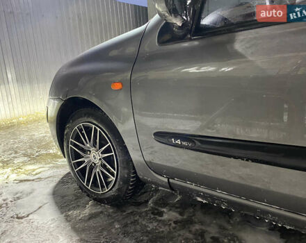 Сірий Рено Clio Symbol, об'ємом двигуна 1.4 л та пробігом 260 тис. км за 2000 $, фото 4 на Automoto.ua