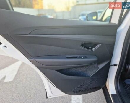 Белый Рено Megane E-Tech, объемом двигателя 0 л и пробегом 25 тыс. км за 23000 $, фото 11 на Automoto.ua