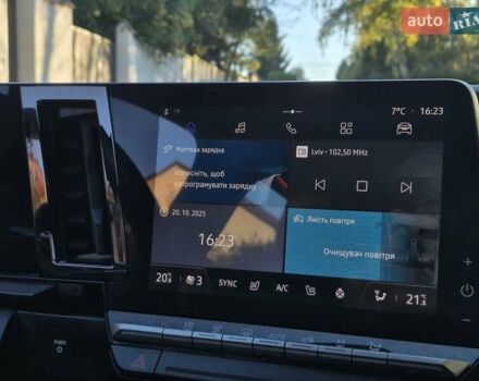 Белый Рено Megane E-Tech, объемом двигателя 0 л и пробегом 7 тыс. км за 20336 $, фото 17 на Automoto.ua