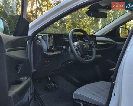 Белый Рено Megane E-Tech, объемом двигателя 0 л и пробегом 7 тыс. км за 20336 $, фото 11 на Automoto.ua