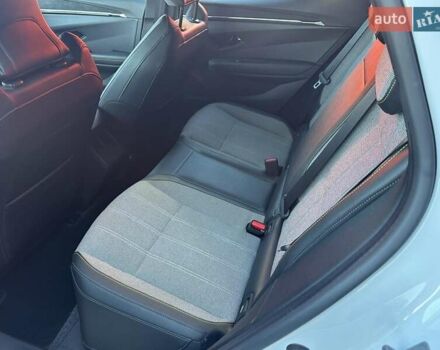 Белый Рено Megane E-Tech, объемом двигателя 0 л и пробегом 6 тыс. км за 20700 $, фото 4 на Automoto.ua