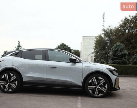 Серый Рено Megane E-Tech, объемом двигателя 0 л и пробегом 60 тыс. км за 22000 $, фото 3 на Automoto.ua