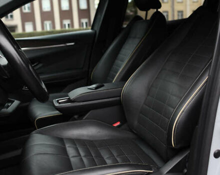 Серый Рено Megane E-Tech, объемом двигателя 0 л и пробегом 60 тыс. км за 22000 $, фото 7 на Automoto.ua