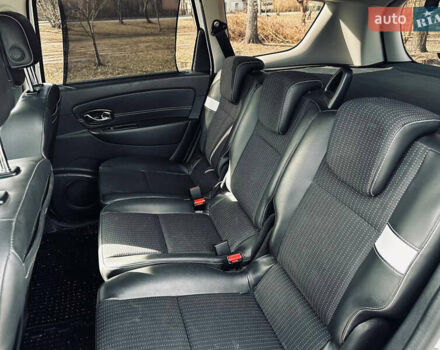 Белый Рено Megane Scenic, объемом двигателя 1.6 л и пробегом 310 тыс. км за 8800 $, фото 7 на Automoto.ua