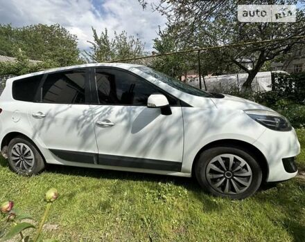 Белый Рено Megane Scenic, объемом двигателя 1.5 л и пробегом 310 тыс. км за 7900 $, фото 2 на Automoto.ua