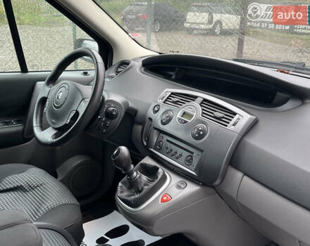Сірий Рено Megane Scenic, об'ємом двигуна 2 л та пробігом 95 тис. км за 4650 $, фото 23 на Automoto.ua