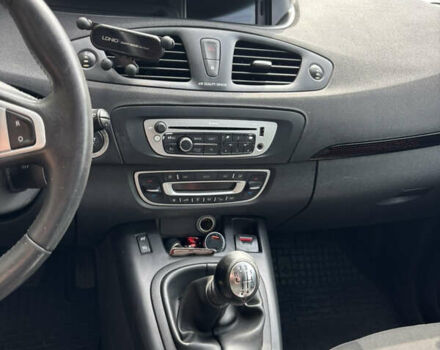 Серый Рено Megane Scenic, объемом двигателя 1.5 л и пробегом 270 тыс. км за 8700 $, фото 10 на Automoto.ua