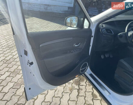 Белый Рено Scenic XMOD, объемом двигателя 1.6 л и пробегом 255 тыс. км за 10300 $, фото 11 на Automoto.ua