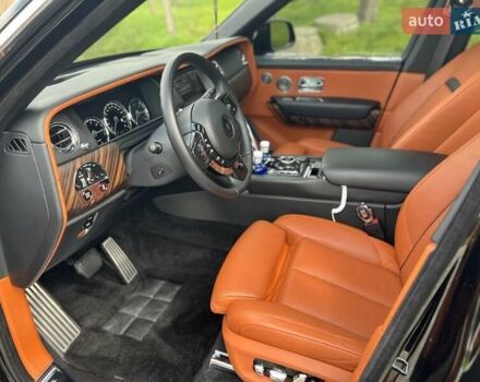 Черный Ролс Ройс Cullinan, объемом двигателя 6.7 л и пробегом 50 тыс. км за 390000 $, фото 12 на Automoto.ua