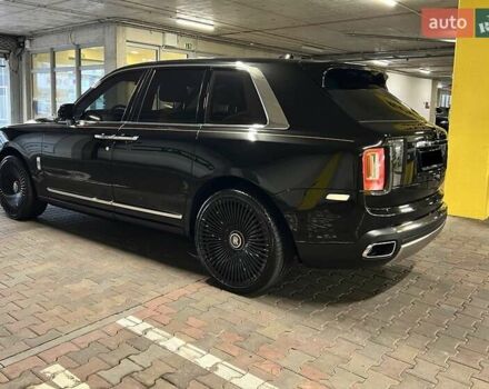 Черный Ролс Ройс Cullinan, объемом двигателя 6.7 л и пробегом 50 тыс. км за 390000 $, фото 4 на Automoto.ua
