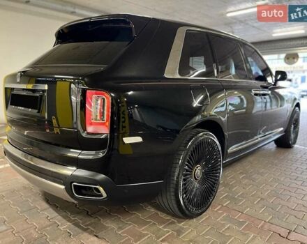 Черный Ролс Ройс Cullinan, объемом двигателя 6.7 л и пробегом 50 тыс. км за 390000 $, фото 6 на Automoto.ua