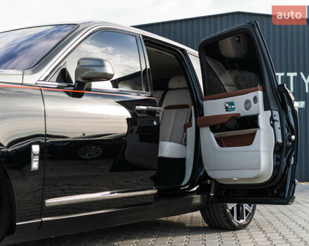 Черный Ролс Ройс Cullinan, объемом двигателя 0 л и пробегом 52 тыс. км за 440000 $, фото 2 на Automoto.ua