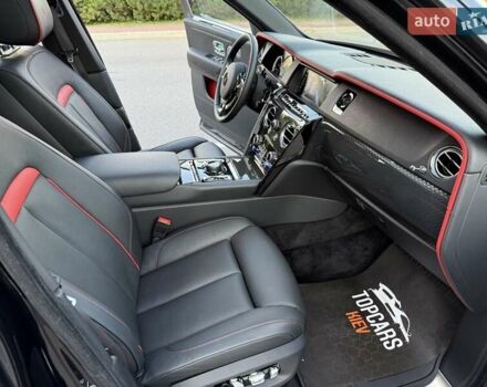 Черный Ролс Ройс Cullinan, объемом двигателя 6.75 л и пробегом 47 тыс. км за 419900 $, фото 49 на Automoto.ua