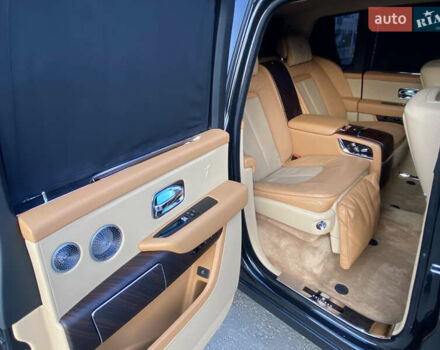 Черный Ролс Ройс Cullinan, объемом двигателя 6.75 л и пробегом 84 тыс. км за 337000 $, фото 9 на Automoto.ua