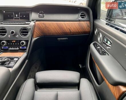 Черный Ролс Ройс Cullinan, объемом двигателя 6.75 л и пробегом 18 тыс. км за 399999 $, фото 57 на Automoto.ua