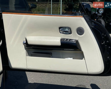 Черный Ролс Ройс Phantom Drophead Coupe, объемом двигателя 6.75 л и пробегом 124 тыс. км за 220000 $, фото 11 на Automoto.ua