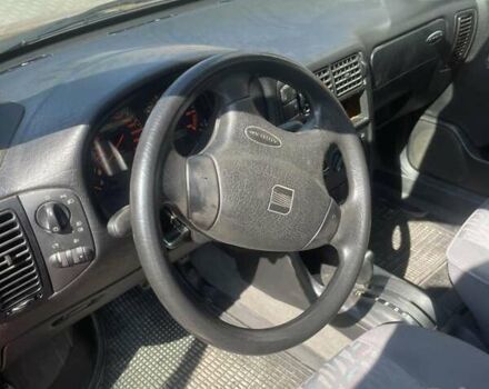 Красный Сеат Кордоба, объемом двигателя 1.8 л и пробегом 163 тыс. км за 2000 $, фото 2 на Automoto.ua