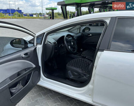 Белый Сеат Леон, объемом двигателя 1.39 л и пробегом 250 тыс. км за 5400 $, фото 6 на Automoto.ua