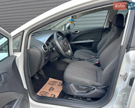 Белый Сеат Леон, объемом двигателя 1.2 л и пробегом 240 тыс. км за 7700 $, фото 4 на Automoto.ua