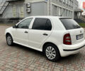 Белый Шкода Фабия, объемом двигателя 1.39 л и пробегом 470 тыс. км за 2500 $, фото 1 на Automoto.ua