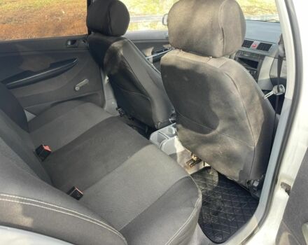 Белый Шкода Фабия, объемом двигателя 1.4 л и пробегом 300 тыс. км за 2700 $, фото 4 на Automoto.ua