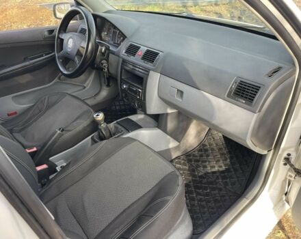 Белый Шкода Фабия, объемом двигателя 1.4 л и пробегом 300 тыс. км за 2700 $, фото 3 на Automoto.ua