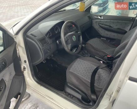 Белый Шкода Фабия, объемом двигателя 1.4 л и пробегом 325 тыс. км за 2700 $, фото 8 на Automoto.ua