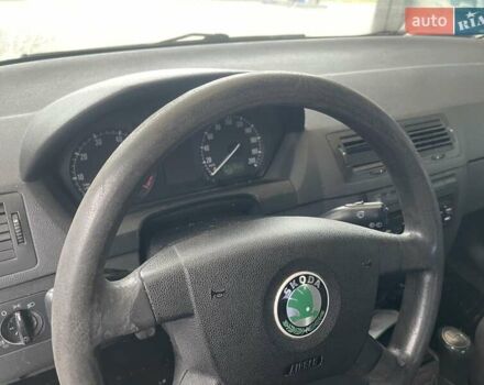 Белый Шкода Фабия, объемом двигателя 1.4 л и пробегом 325 тыс. км за 2700 $, фото 5 на Automoto.ua