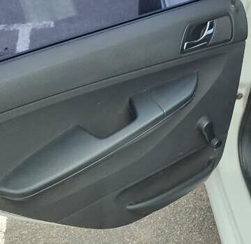 Білий Шкода Фабія, об'ємом двигуна 1.2 л та пробігом 310 тис. км за 3400 $, фото 22 на Automoto.ua