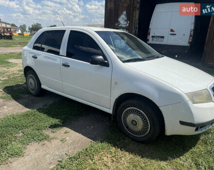 Белый Шкода Фабия, объемом двигателя 1.2 л и пробегом 250 тыс. км за 2700 $, фото 2 на Automoto.ua