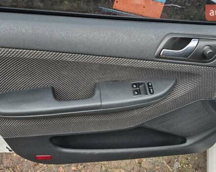 Белый Шкода Фабия, объемом двигателя 1.2 л и пробегом 253 тыс. км за 3900 $, фото 11 на Automoto.ua