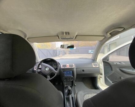 Шкода Фабия 2005 в Пятихатках на Automoto.ua Белый Шкода Фабия, объемом двигателя 1.2 л и пробегом 220 тыс. км за 2500 $, фото 4 на Automoto.ua