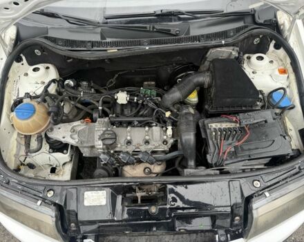 Белый Шкода Фабия, объемом двигателя 1.2 л и пробегом 685 тыс. км за 2375 $, фото 8 на Automoto.ua