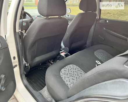 Белый Шкода Фабия, объемом двигателя 1.2 л и пробегом 132 тыс. км за 3500 $, фото 1 на Automoto.ua