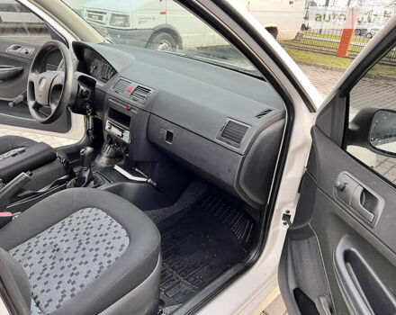 Белый Шкода Фабия, объемом двигателя 1.2 л и пробегом 132 тыс. км за 3500 $, фото 10 на Automoto.ua