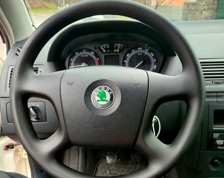 Белый Шкода Фабия, объемом двигателя 1.4 л и пробегом 222 тыс. км за 3300 $, фото 1 на Automoto.ua