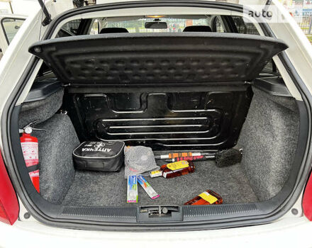 Белый Шкода Фабия, объемом двигателя 1.2 л и пробегом 132 тыс. км за 3500 $, фото 2 на Automoto.ua