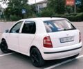 Белый Шкода Фабия, объемом двигателя 1.2 л и пробегом 275 тыс. км за 3700 $, фото 2 на Automoto.ua