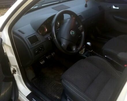 Белый Шкода Фабия, объемом двигателя 1.2 л и пробегом 375 тыс. км за 5700 $, фото 3 на Automoto.ua