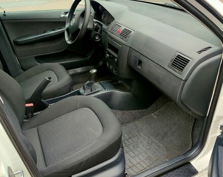 Белый Шкода Фабия, объемом двигателя 1.4 л и пробегом 222 тыс. км за 3300 $, фото 4 на Automoto.ua