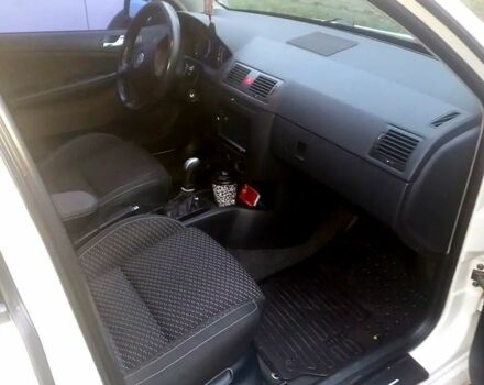 Белый Шкода Фабия, объемом двигателя 1.2 л и пробегом 375 тыс. км за 5700 $, фото 4 на Automoto.ua